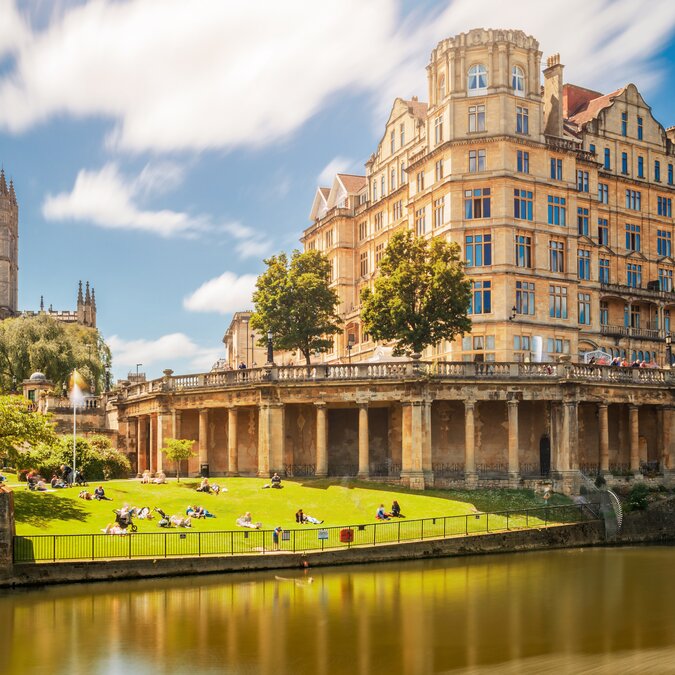 Uferpromenade und historische Gebäude am Fluss Avon in Bath | © shutterstock_1311512777