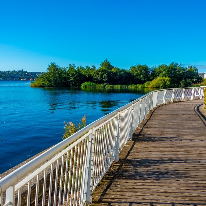 Holzsteg entlang des Wassers  | © 	 shutterstock / 2562661639