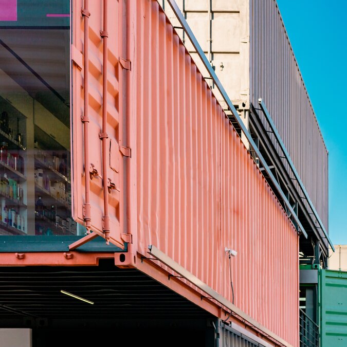 Shops in alten bunten Schiffscontainern | © shutterstock / 1566062023