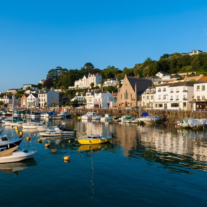 Idyllischer Hafen von St. Aubin Jersey | © shutterstock / 511623064 Hafen von St. Aubin auf Jersey mit bunten Booten und traditionellen Häusern | © shutterstock / 511623064