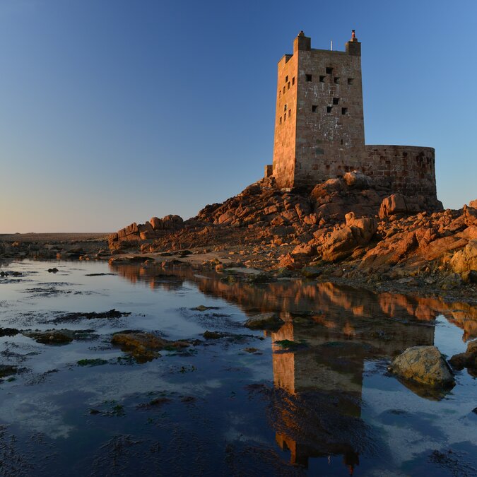 Historischer Turm La Rocco auf Jersey bei Sonnenuntergang | © shutterstock / 576495037