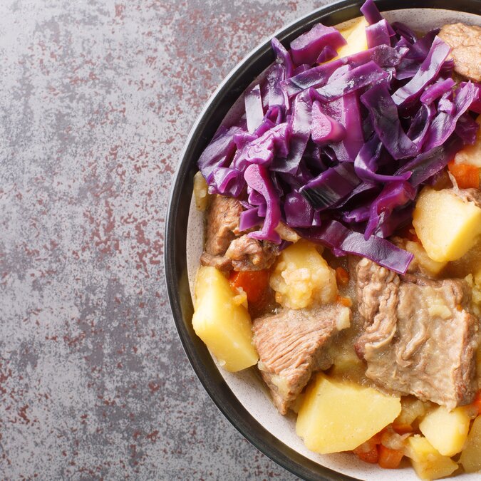 Teller mit Rindfleisch-Kartoffeleintopf | © 	 shutterstock / 2151447187