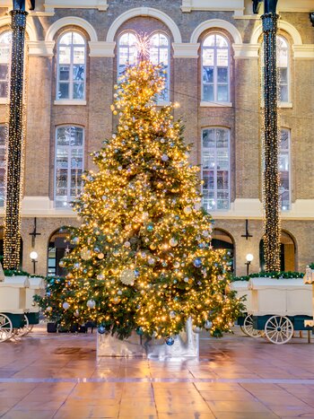 Weihnachtsdekorationen und ein Baum auf dem Hays Galleria Markt in London in der Wintersaison | © shutterstock_1878065509