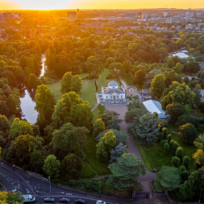 Vue aérienne de Chiswick House à Chiswick, un quartier verdoyant et prospère de Londres au charme villageois, Grande-Bretagne | © Shutterstock 2472922521