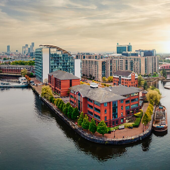 Manchester aus der Luft mit Kanal, modernen Gebäuden und Wohnvierteln | © shutterstock_2133419907