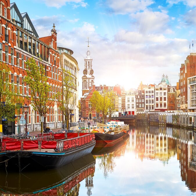 Kanal in Amsterdam Niederlande. Häuser und Fluss Amstel. Das berühmte europäische Wahrzeichen. Alte Stadtlandschaft bei Sonnenuntergang | © Shutterstock 2487675965