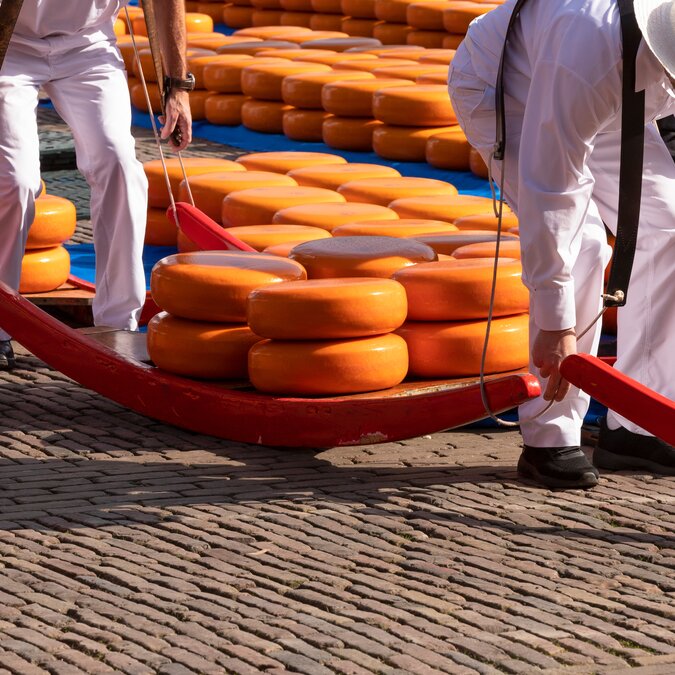 Cheese producers at the cheese market in the Dutch city of Alkmaar. | © Shutterstock 2139185545