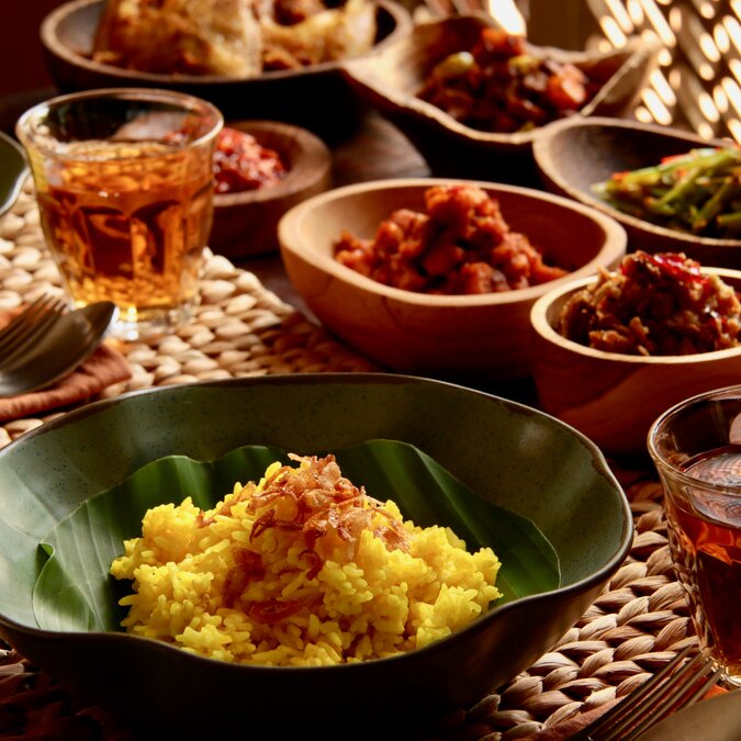 Nasi Kuning. Traditionelles indonesisches Gericht aus gelbem Reis, gekocht mit Kurkuma und Kokosnussmilch. | © Shutterstock 1238507530