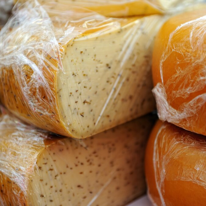 Niederländischer Käse zum Verkauf auf dem Albert Cuypmarkt, Amsterdam, Niederlande, Europa | © Shutterstock 125719451