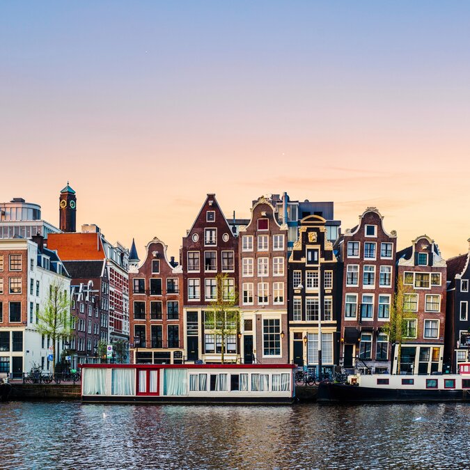 Canal houses and houseboats | © Shutterstock 2388532873