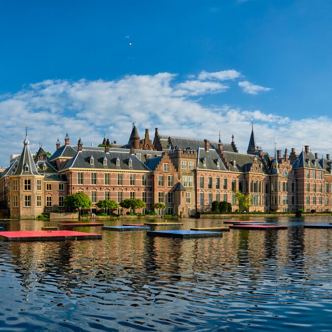 Panorama of the Binnenhof parliament building, the Mauritshuis museum, and the Hofvijver lake in The Hague | © Shutterstock_1963621966