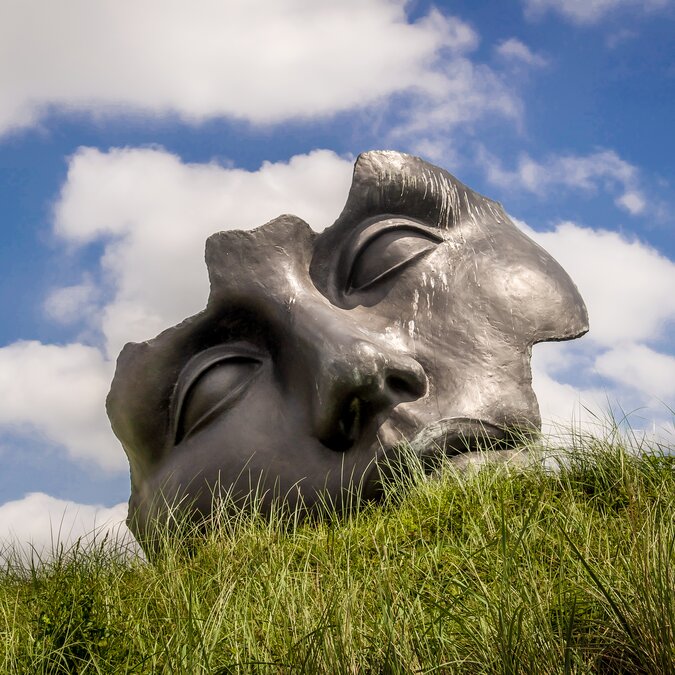 Berühmte abstrakte Skulpturen eines Gesichts Museum Beelden aan Zee | © shutterstock_548648749