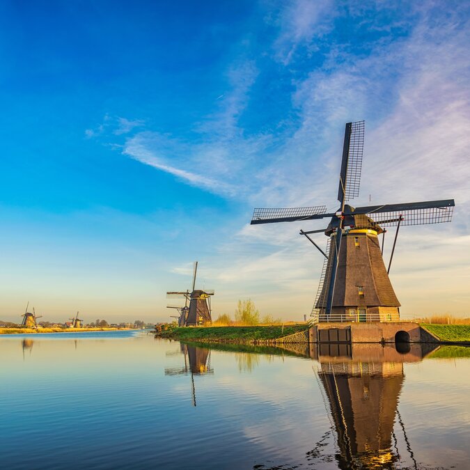 Historische Windmühlen am Wasser bei Rotterdam | © shutterstock_2537820107