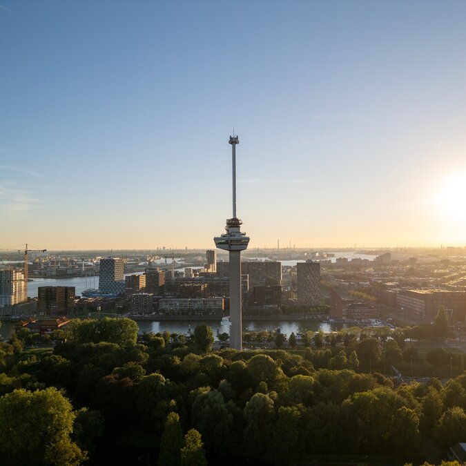 Vue sur l’Euromast et la skyline de Rotterdam | © shutterstock_2570897635