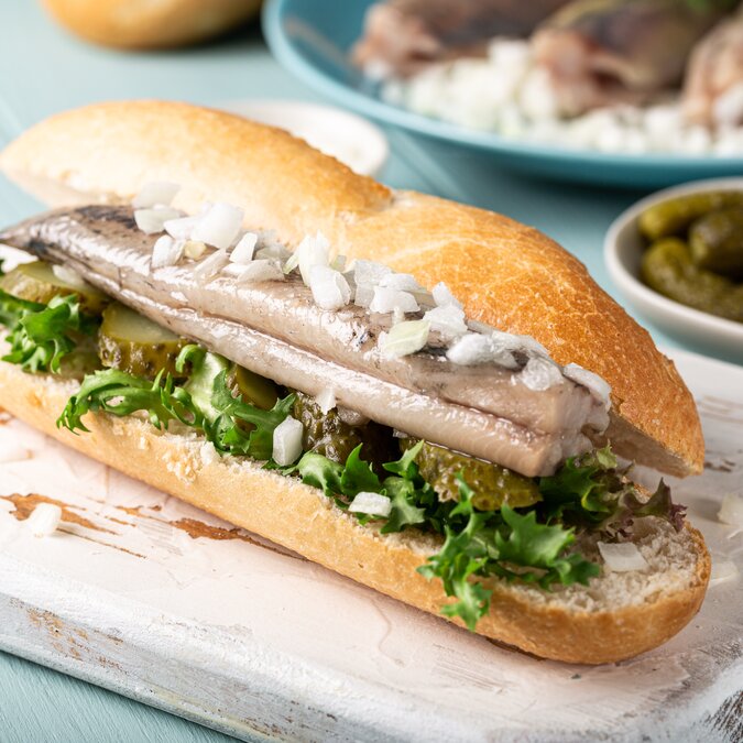 Delikatesse in Utrecht - Belegtes Brot mit Hering | © shutterstock / 1527984614
