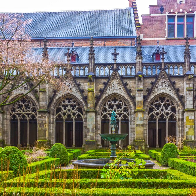 Utrecht historischer Klostergarten neben dem DomTurm  | © shutterstock / 780518608