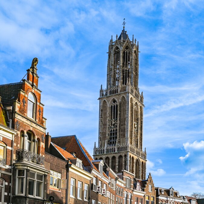 Utrecht historische Altstadt mit Wahrzeichen DomTurm bei blauem Himmel | © shutterstock / 2540505441