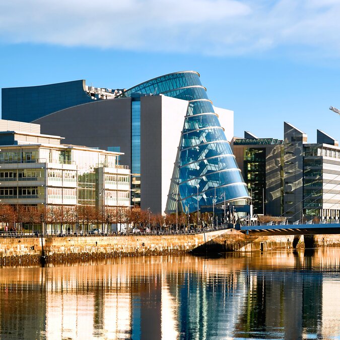 Moderne Gebäude und Samuel Beckett Bridge am Fluss Liffey in Dublin | © shutterstock_1945137334