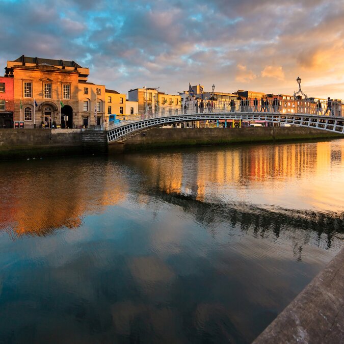 Ha’penny Bridge sur la rivière Liffey avec bâtiments au coucher du soleil | © shutterstock_280310111