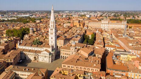 Luftbild der Modena-Kathedrale und Torre della Ghirlandina, Emilia Romagna | © Shutterstock 2377131877