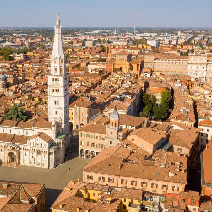 Luftbild der Modena-Kathedrale und Torre della Ghirlandina, Emilia Romagna | © Shutterstock 2377131877