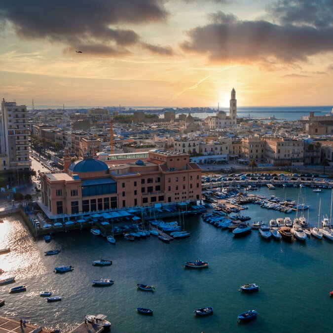 Vue panoramique du port de Bari au coucher du soleil. | © shutterstock_1853975779