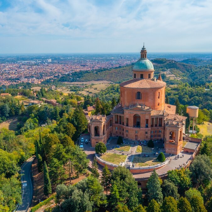 Basilique de pèlerinage Madonna di San Luca à Bologne, en Italie | © shutterstock_2342943221