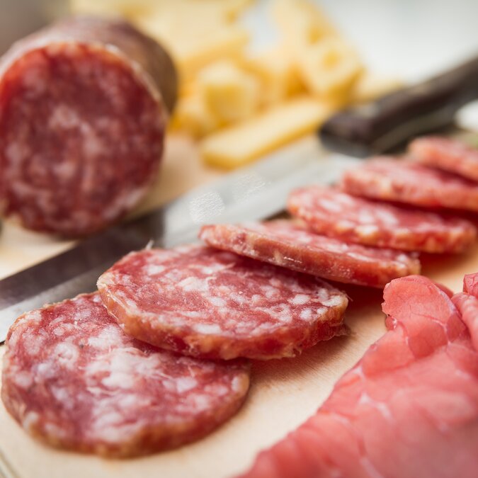 Tray of salami, bresaola and cheese, Italian appetizers | © Shutterstock 585129178