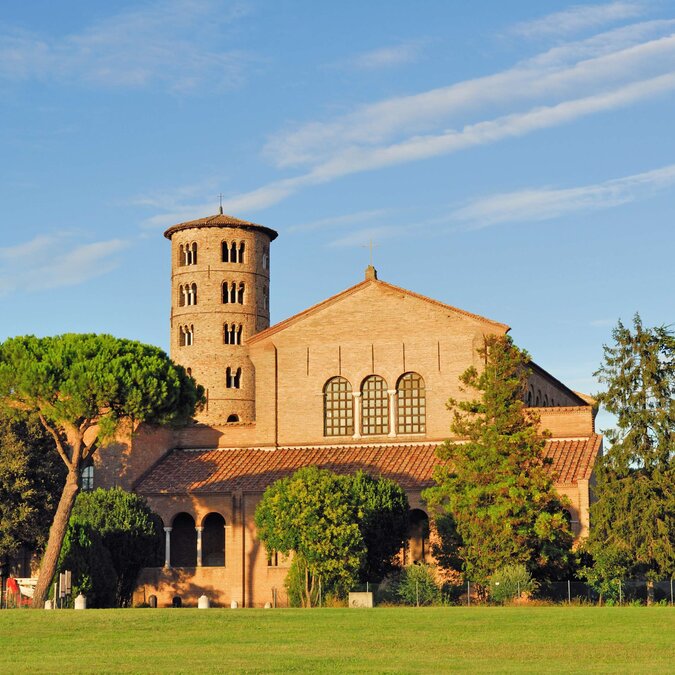Basilica round bell tower Ravenna | © Shutterstock 65782204