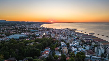 Luftbild von Gabicce Mare und der romagnolischen Küste mit Cattolica, Riccione und Rimini | &copy; shuterstock-2344402083