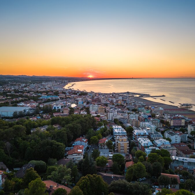 Vue aérienne de Gabicce Mare et de la côte romagnole avec Cattolica, Riccione et Rimini | © shuterstock-2344402083