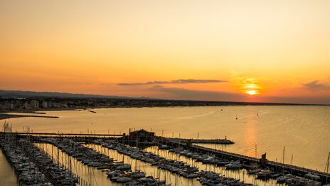 Jachthafen Rimini bei Sonnenuntergang | &copy; shutterstock_2678304023
