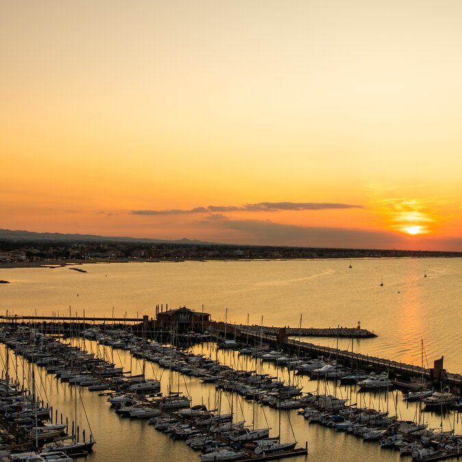 Coucher de soleil sur le port de plaisance de Rimini | © shutterstock_2678304023