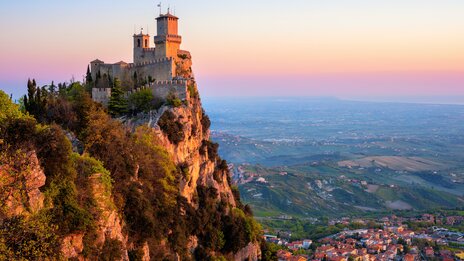 San Marino – Festungsanlage auf dem Monte Titano bei Sonnenuntergang | &copy; shutterstock_1381614365