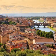 Stadtlandschaft von Florenz mit Brücken über dem Fluss Arno | © Shutterstock 445227091