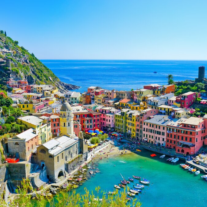 Blick von oben auf das Fischerdorf Vernazza | © shutterstock-688081204