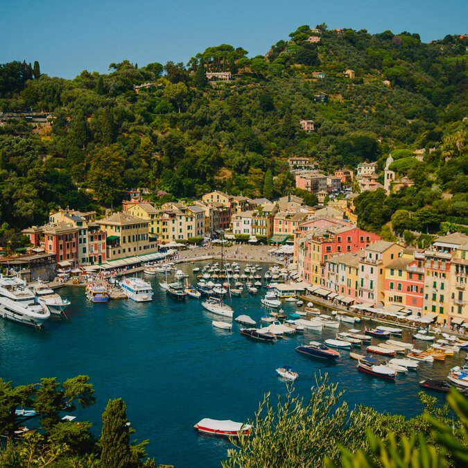 Hafen von Portofino von einem Hügel betrachtet | © shutterstock-2509643363