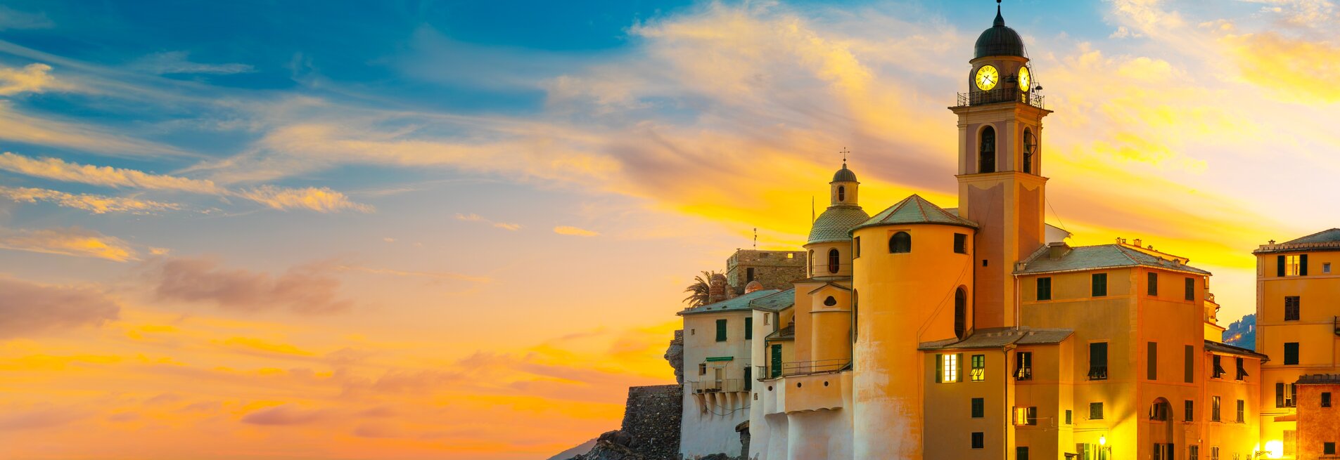 Camogli au soleil couchant | © shutterstock / 2468423685