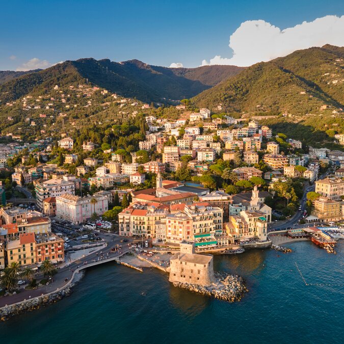 Aerial view of the town of Rapallo by the sea | © shutterstock / 2154243307