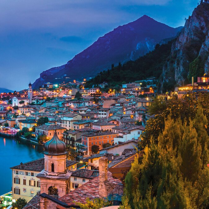 Panorama nocturne de Limone sul Garda | © shutterstock / 687874045