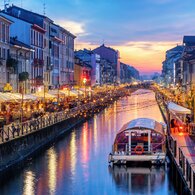 Naviglio Grande Kanal in Mailand, Italien, ein beliebtes Touristengebiet, auf einem dramatischen Sonnenuntergang | © Shutterstock 1647378892