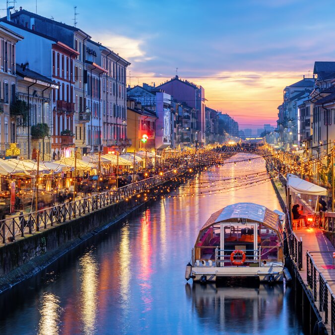 Canal Naviglio Grande à Milan, Italie, une zone touristique populaire, sur un coucher de soleil dramatique