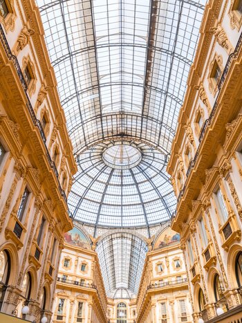 La Galleria Vittorio Emanuele II est la plus ancienne galerie commerciale d'Italie en activité et un point de repère à Milan. Elle porte le nom du premier roi d'Italie. | © Shutterstock 2141491403