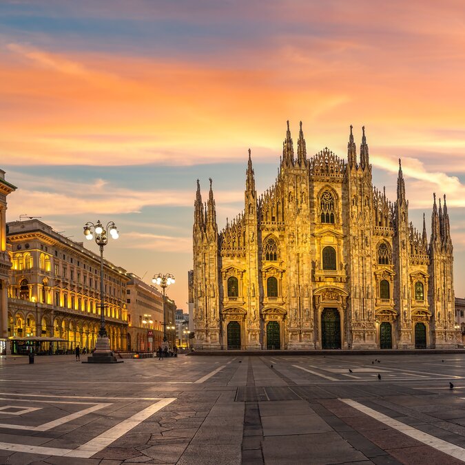 Dom in Mailand bei Sonnenaufgang  | © shutterstock 2450601919