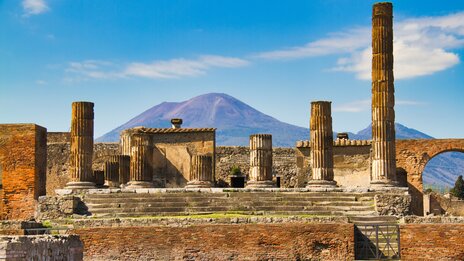 Besuch der Ruinen von Pompeii bei einer Städtereise nach Neapel | &copy; shutterstock / 2358282325