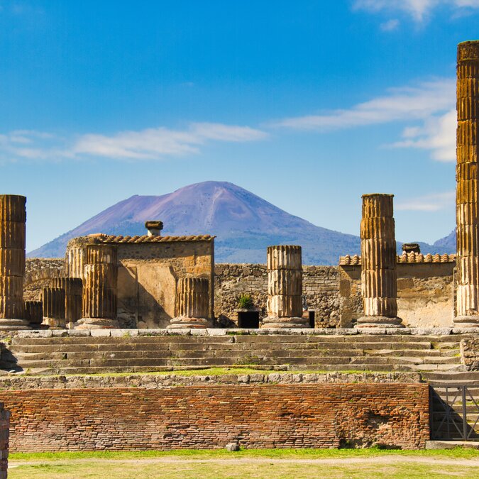 Vue sur les ruines de Pompéi et le Vésuve en arrière-plan près de Naples | © shutterstock / 2358282325