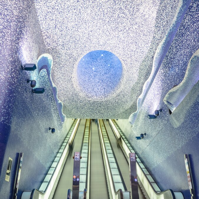 Interior view of the Toledo metro station in Naples with numerous light elements and mosaics | © shutterstock / 413869093