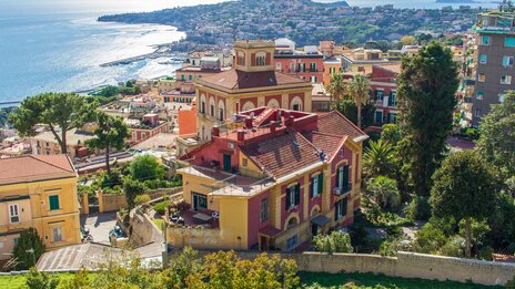 Blick über die Stadt Neapel am Golf von Neapel | &copy; shutterstock / 1867712125