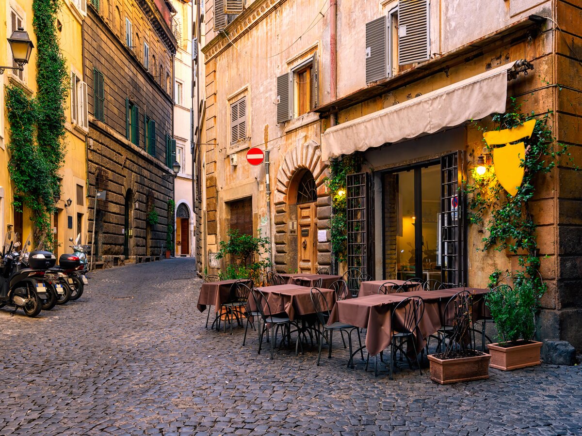 Restaurant in Gasse | © Shutterstock 520976350