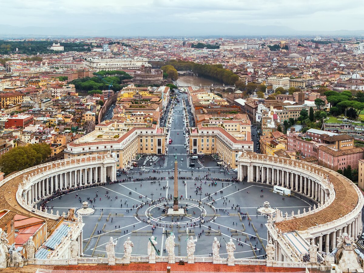 Blick auf den Petersplatz und Rom von der Kuppel der Basilika St. Peter, Vatikan | © Shutterstock 247696264